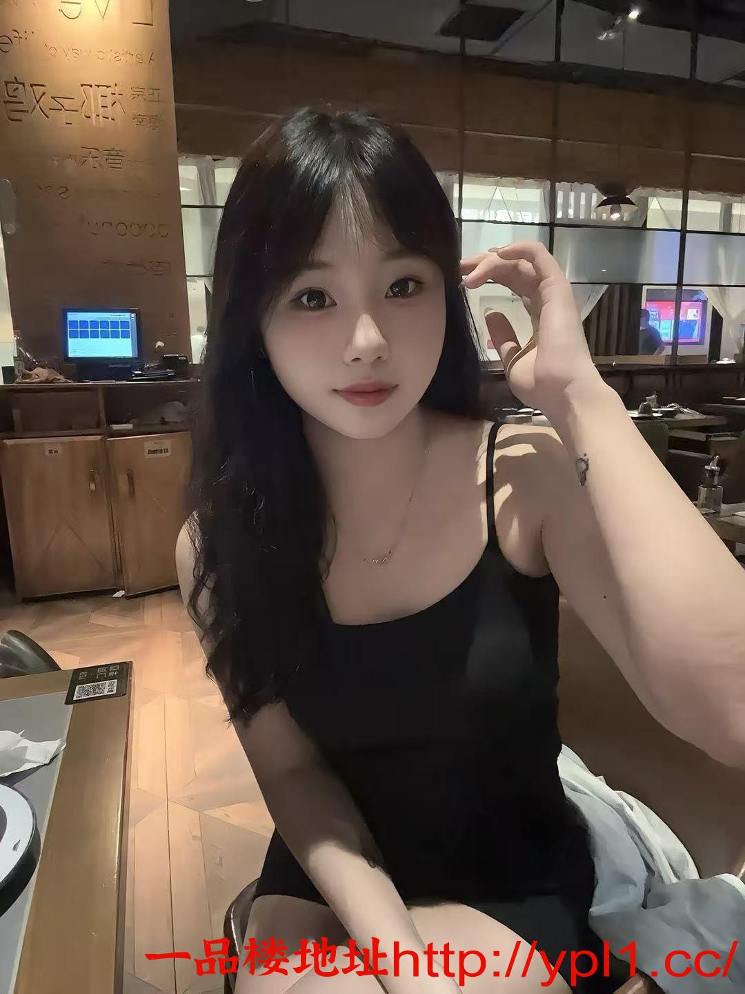 嫩妹翘臀忍不住的诱惑