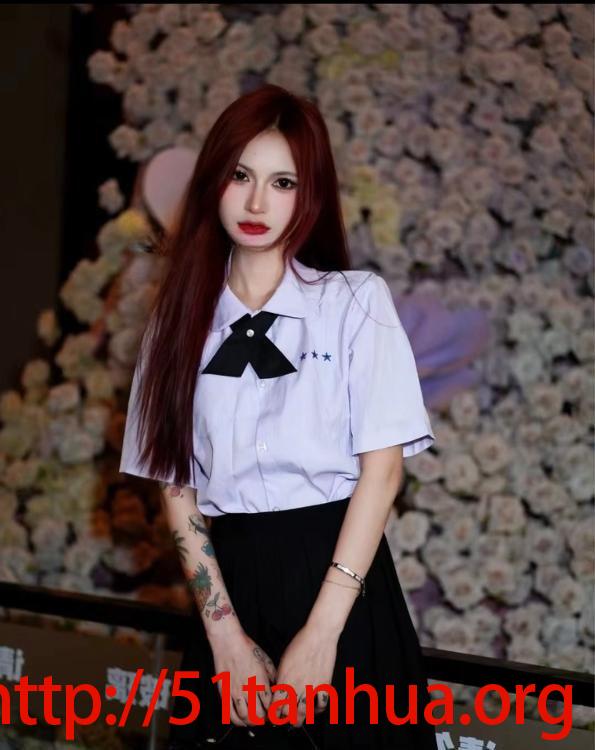 高挑纹身女菜菜